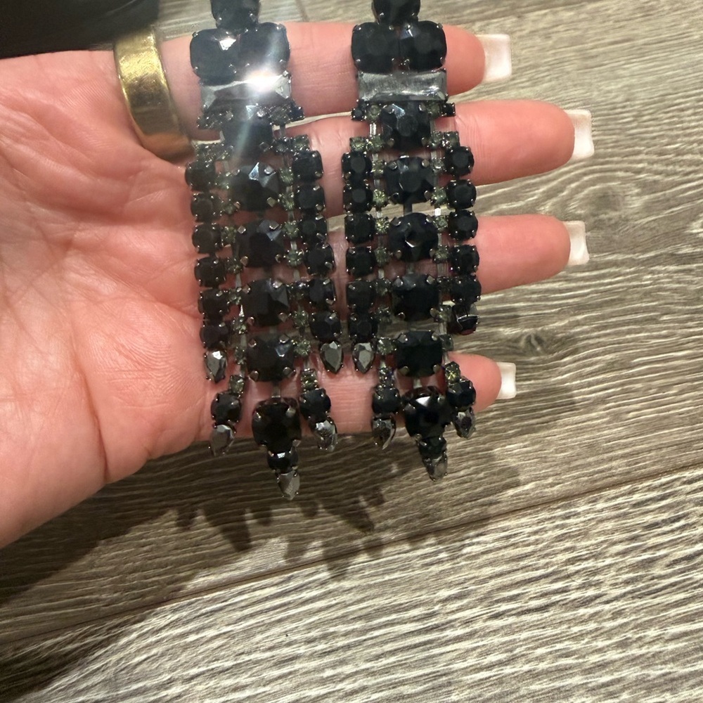 Black chandelier earring - Picture 2 of 4